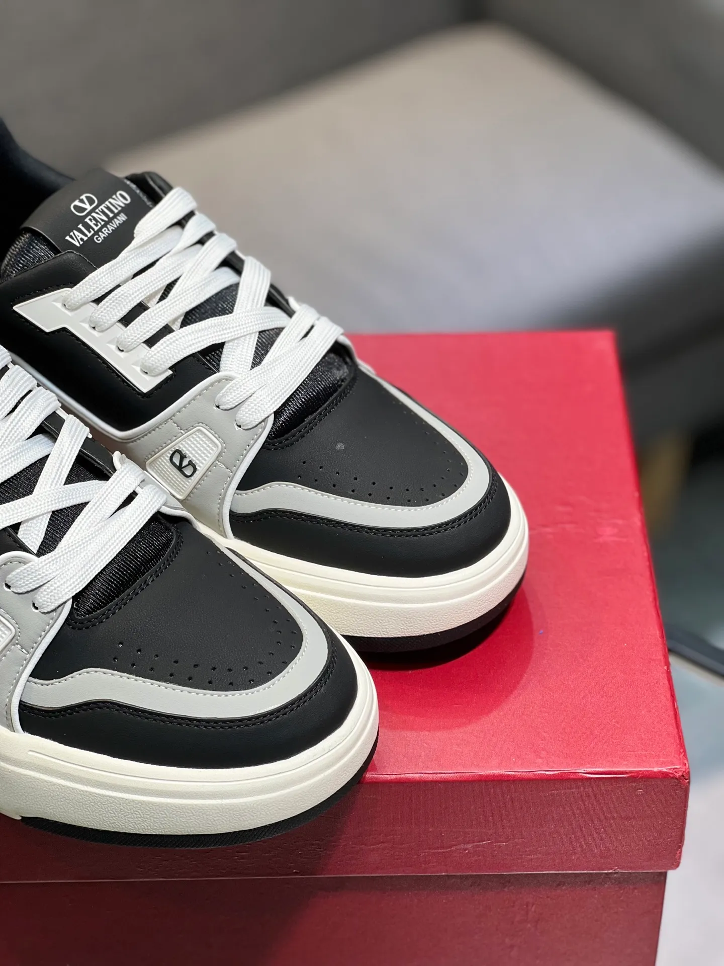 Men's men's shoes 💰660 𝑽𝒂𝒍𝒆𝒏𝒕𝒊𝒏𝒐 Valentino 𝑶𝒏𝒆𝑺𝒕𝒖𝒅 Couple's sneaker series Valentino 2025 latest couple's sneakers, celebrity style, hot sale. The original ZP was purchased and dismantled. Repeated pattern making and modification. I strive to restore the original version 1:1! Top luxury masterpiece, soft and comfortable, combining fashion and leisure, bringing excellent elegant texture and excellent on-foot comfort. Top purchase version upper: imported calfskin surface/original oil edge craftsmanship. Inner: water-dyed cowhide lining. Outsole: original development 𝐓𝐏𝐔 two-color combination outsole. Packaging: original configuration complete package. Code number: 35-44 yards. 34.45 can be customized. Can be customized (self-labeled-no label) order.